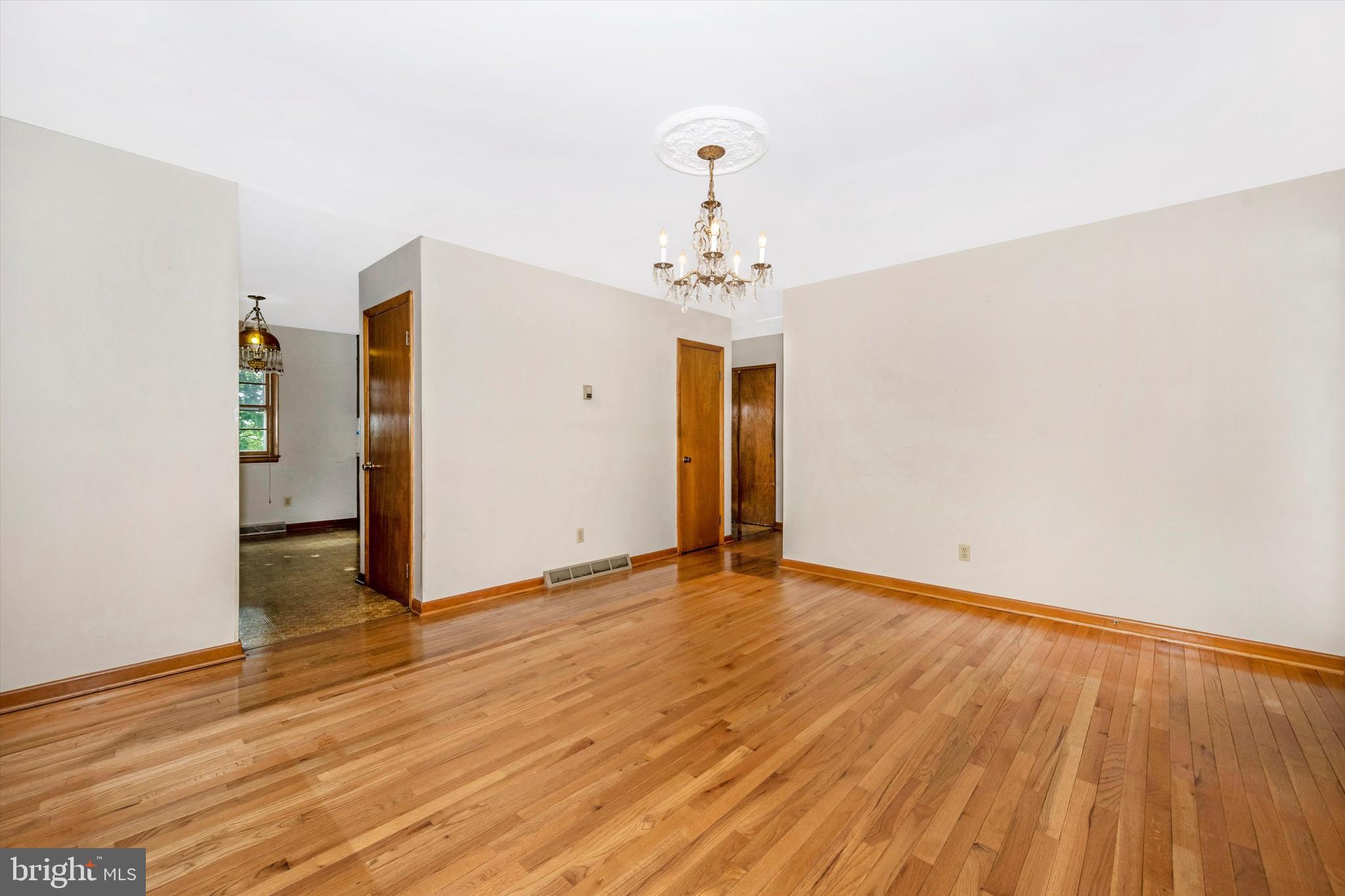 11802 Cash Smith Road Keymar, MD 21757 - Photo 5 of 37 Living Room