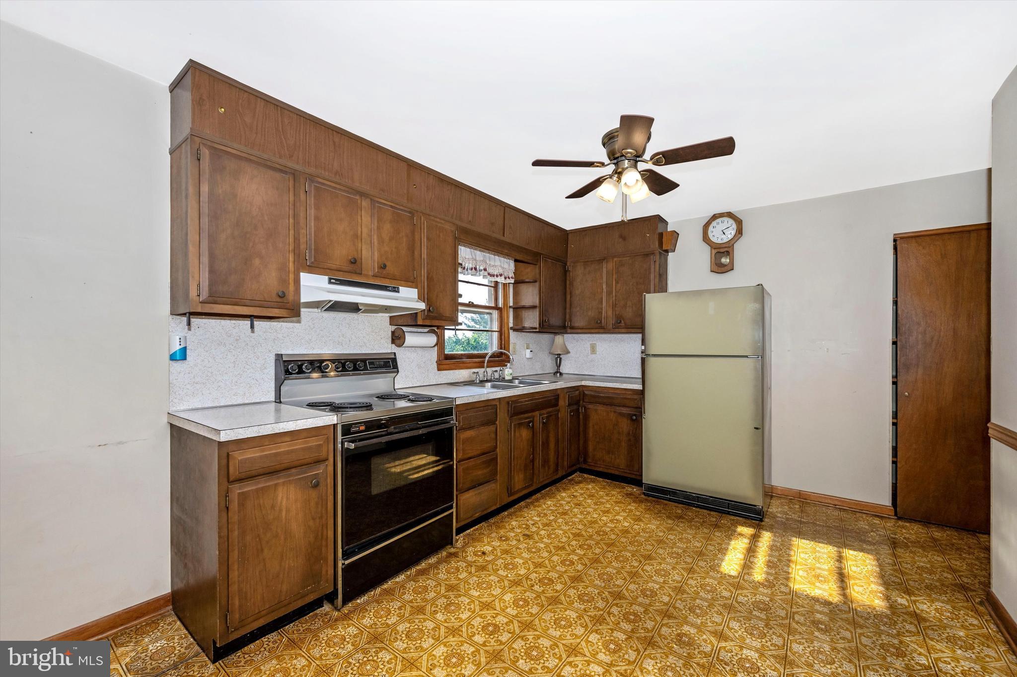 11802 Cash Smith Road Keymar, MD 21757 - Photo 10 of 37 Kitchen has plenty of storage!