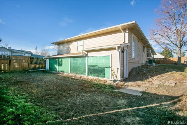 a view of a house with a backyard