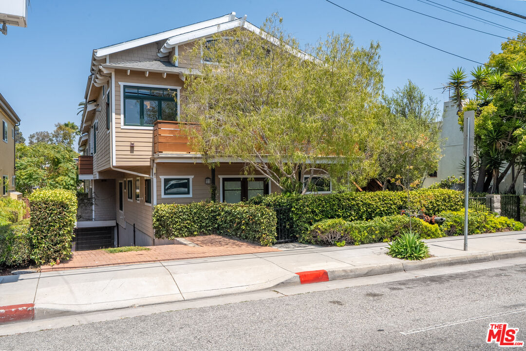 2411 4th Street, Unit 2 Santa Monica, CA 90405 - Photo 1 of 47