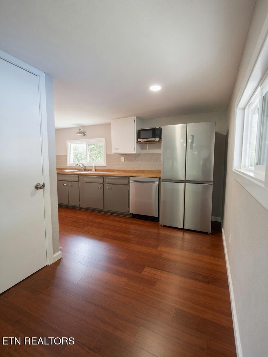 606 West Outer Drive Oak Ridge, TN 37830 - Photo 17 of 32 Pantry and Kitchen