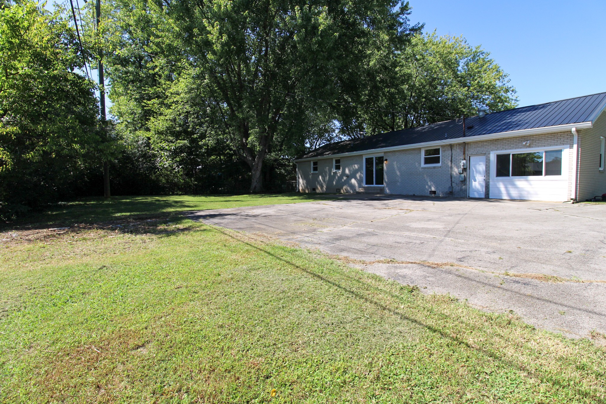 212 Cunningham Lane Clarksville, TN 37042 - Photo 18 of 19 a backyard of a house with yard and large trees