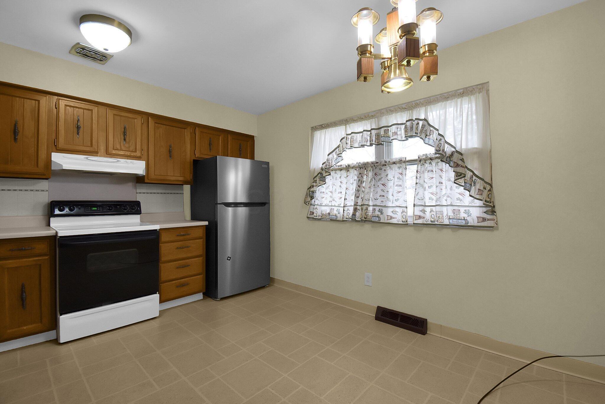 6383 Faircrest Road Columbus, OH 43229 - Photo 16 of 26 Kitchen
