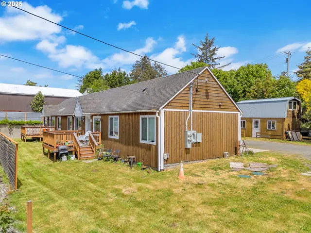 a view of a house with backyard and sitting area