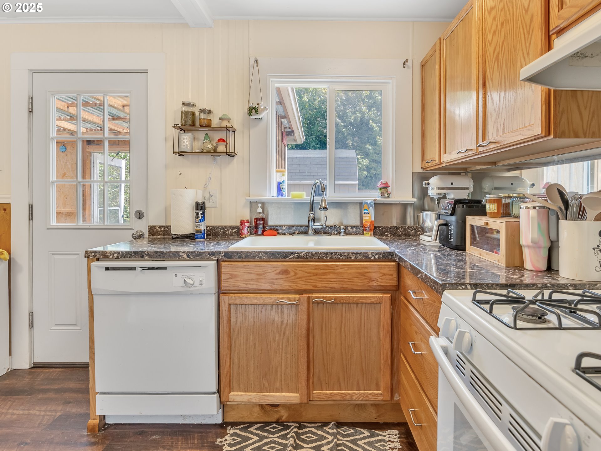 3379 North Highway 101 Warrenton, OR 97146 - Photo 23 of 34 a kitchen with a stove a sink and a refrigerator