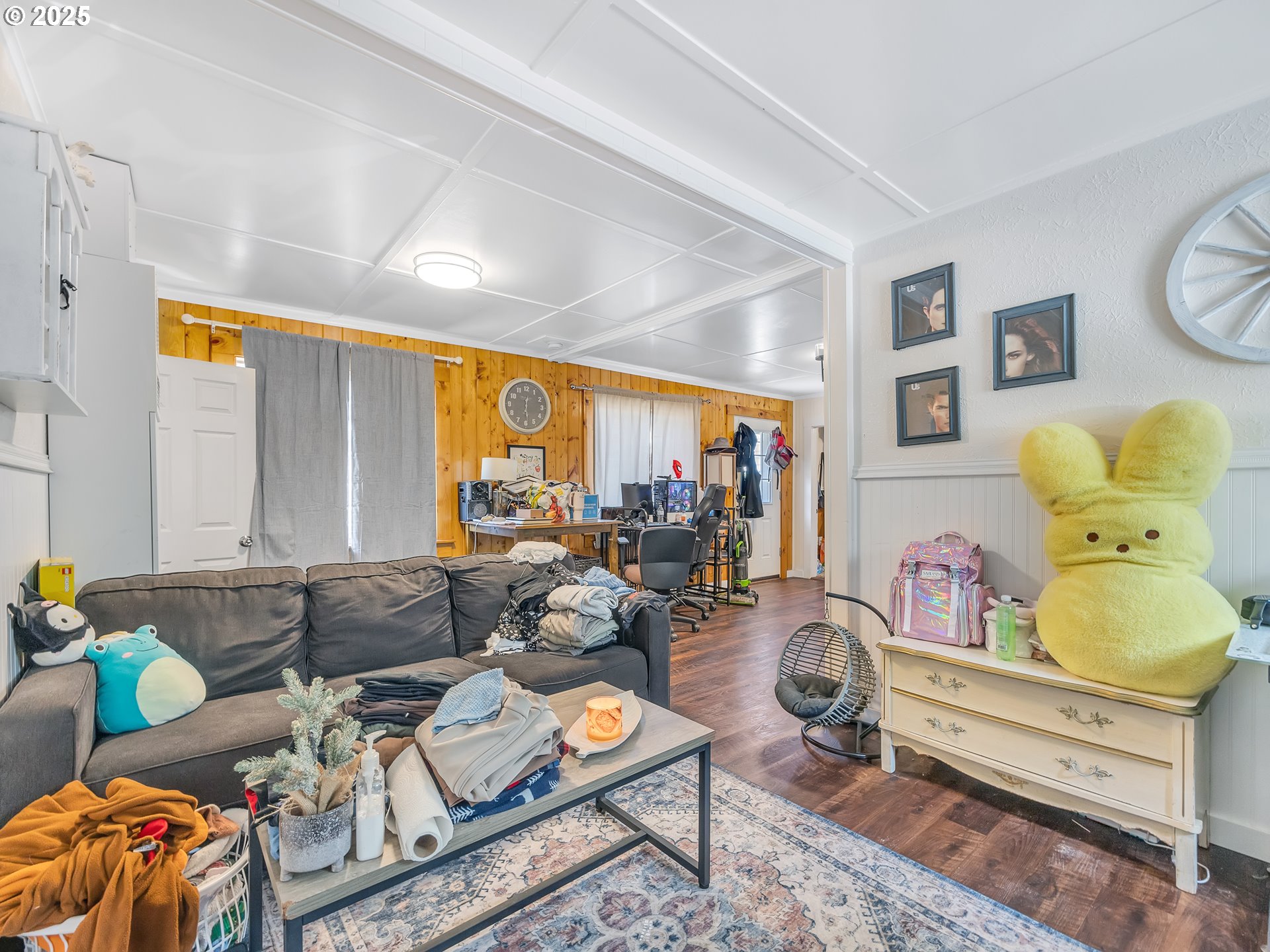 3379 North Highway 101 Warrenton, OR 97146 - Photo 28 of 34 a living room with furniture and a window