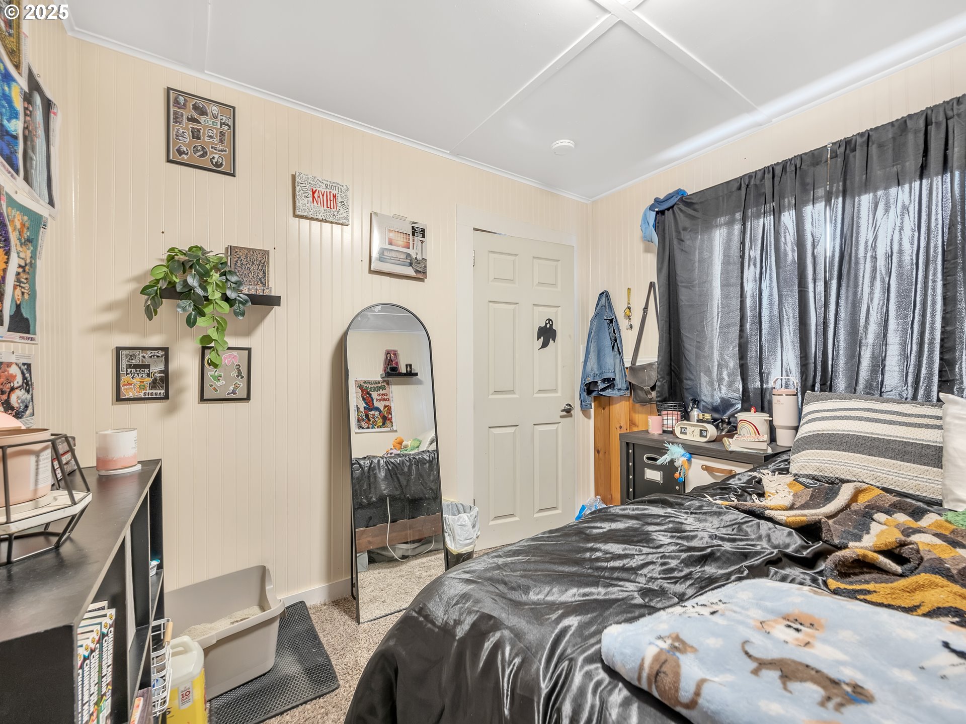 3379 North Highway 101 Warrenton, OR 97146 - Photo 31 of 34 a bedroom with a bed and a dresser