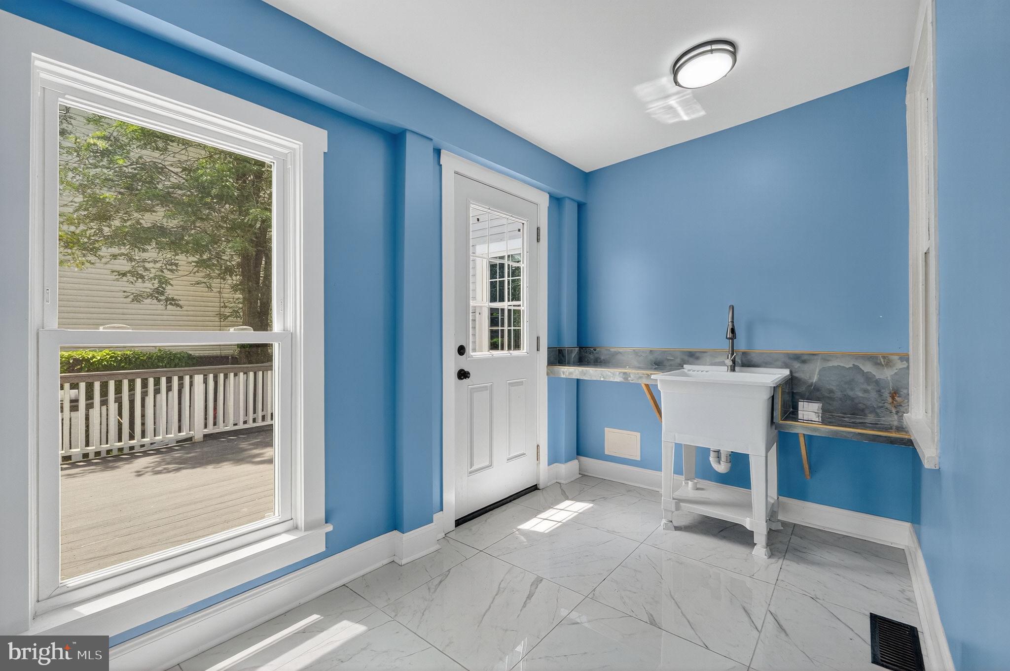 116 South Pleasant Valley Road Winchester, VA 22601 - Photo 20 of 40 Access to rear deck