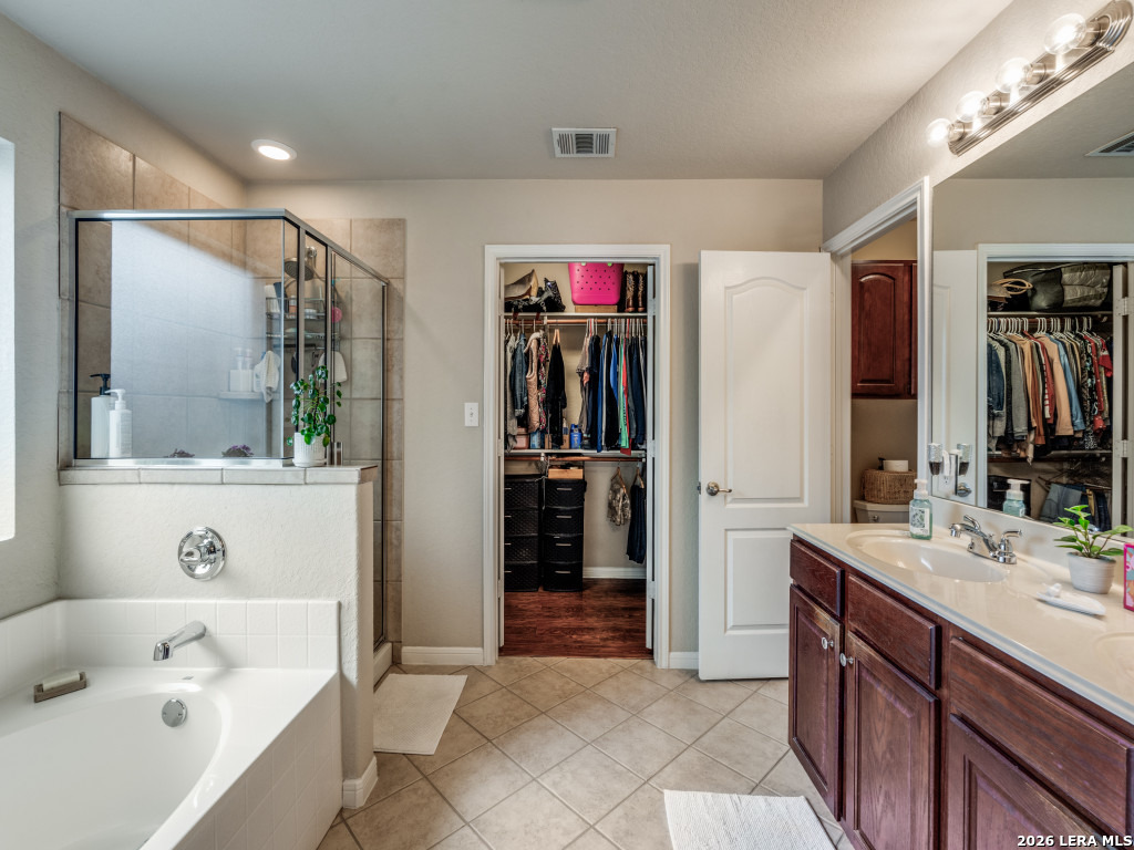 6050 Covers Schertz, TX 78108 - Photo 13 of 25 a bathroom with a tub a sink and mirror