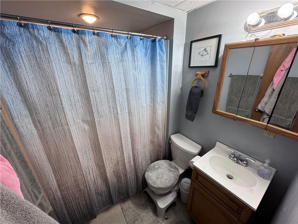 903 North Avenue, Unit 2 Pittsburgh, PA 15209 - Photo 6 of 13 a bathroom with a toilet sink vanity tub and mirror