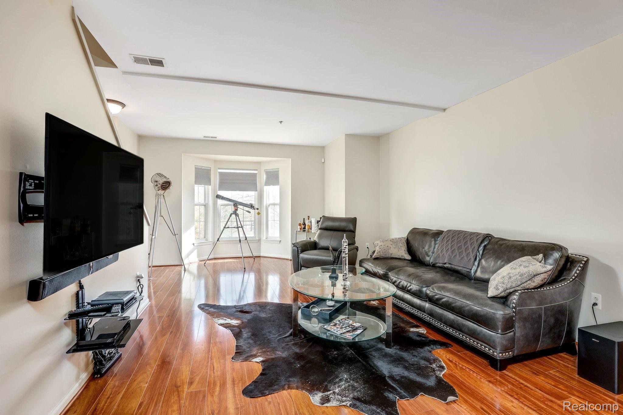 20094 Rodeo Court Southfield, MI 48075 - Photo 9 of 27 6-web-or-mls-20094 Rodeo Court Southfield0006.jpg