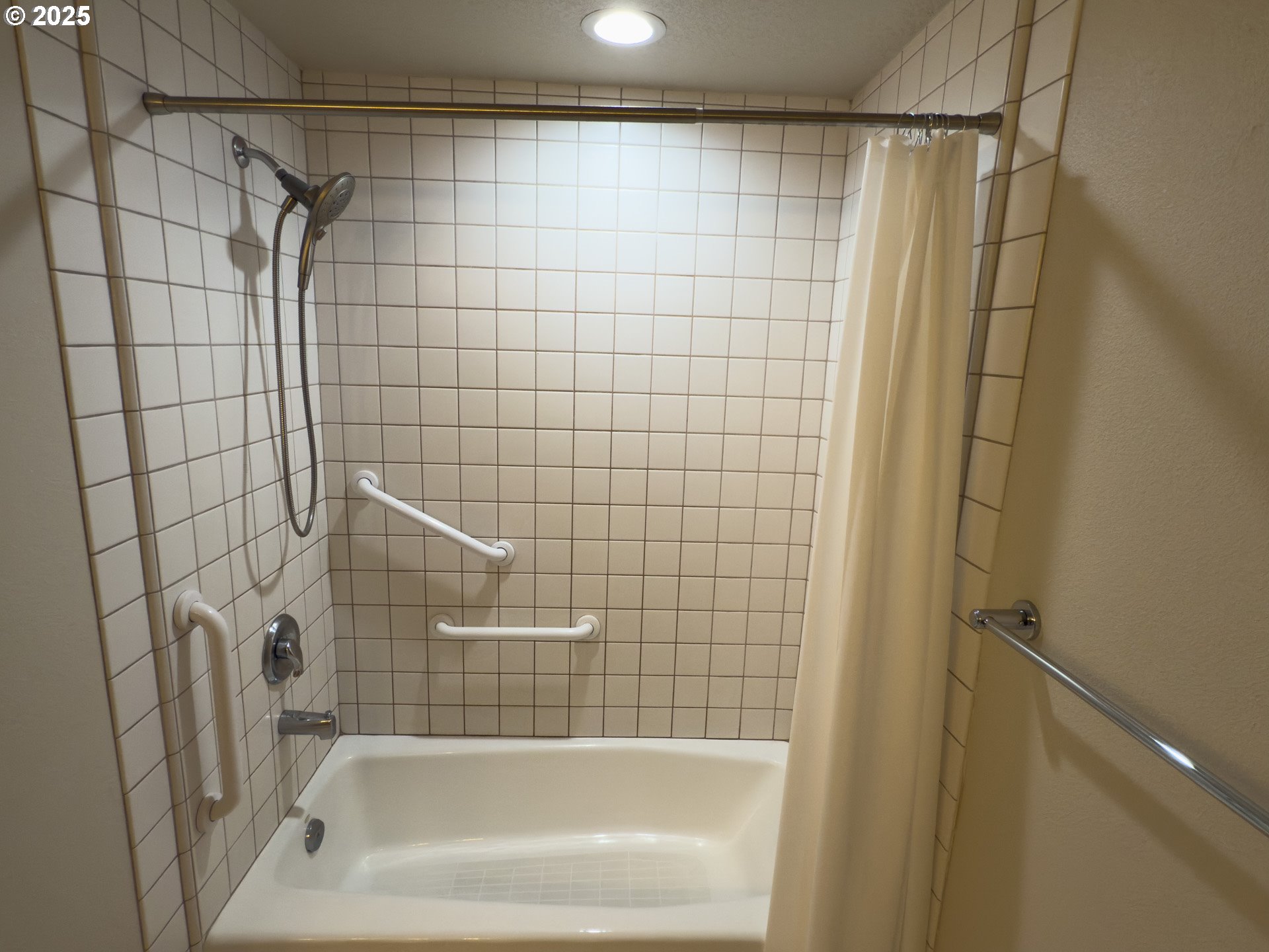 2327 Northwest Northrup Street, Unit 8 Portland, OR 97210 - Photo 13 of 33 a bathroom with a bathtub