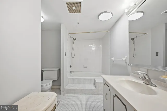 $379,000 | 666 Germantown Pike, Unit 2101, Plymouth Meeting, PA 19462