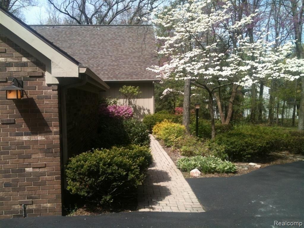 5645 Mountain Road Brighton, MI 48116 - Photo 3 of 16 Great first impressions