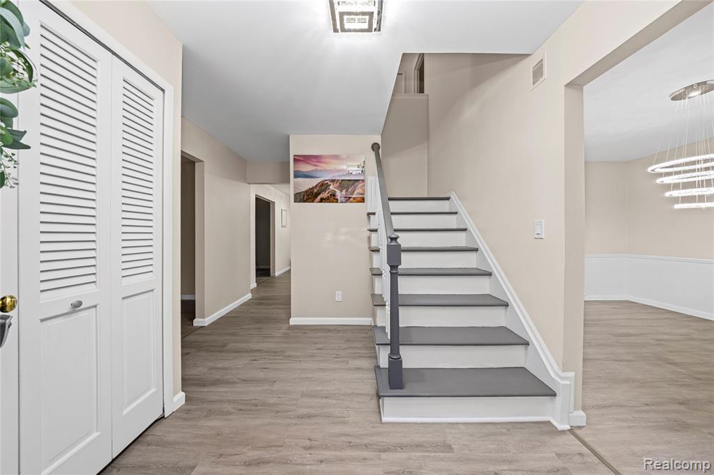 5738 Pebbleshire Road Bloomfield Hills, MI 48301 - Photo 3 of 37