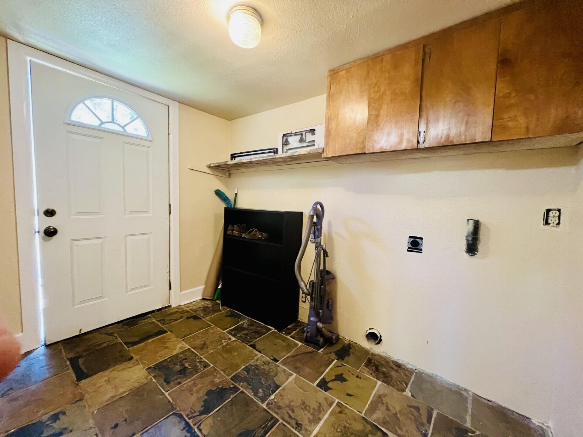 655 Cedar Avenue Butte Falls, OR 97522 - Photo 26 of 39 Laundry Room
