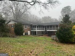 a view of a house with backyard and sitting area