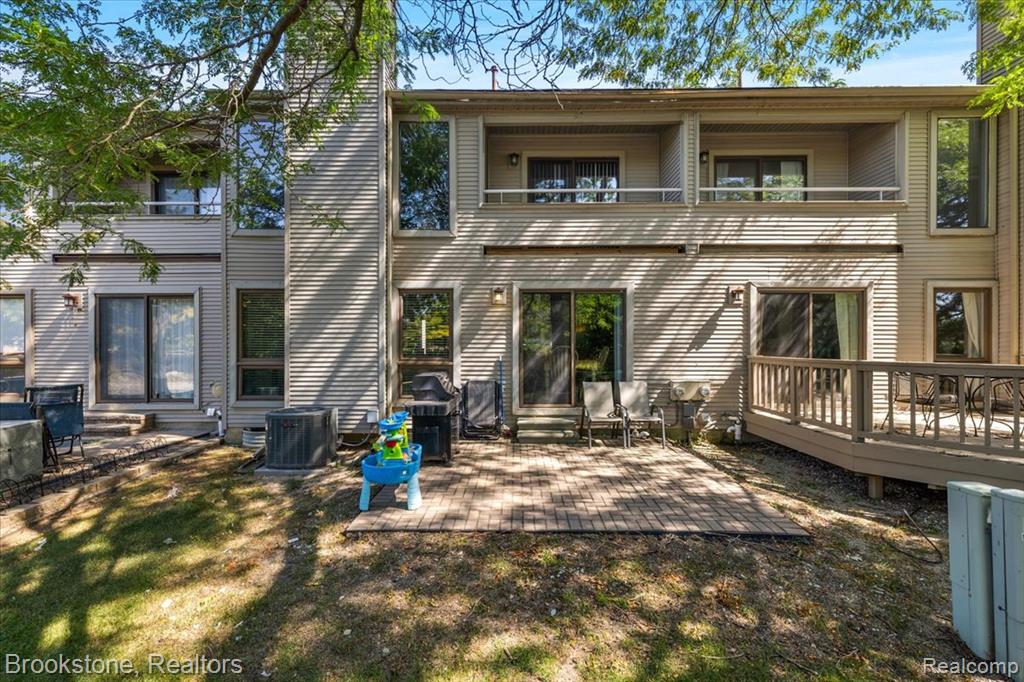525 Oxford Court Rochester Hills, MI 48307 - Photo 7 of 49