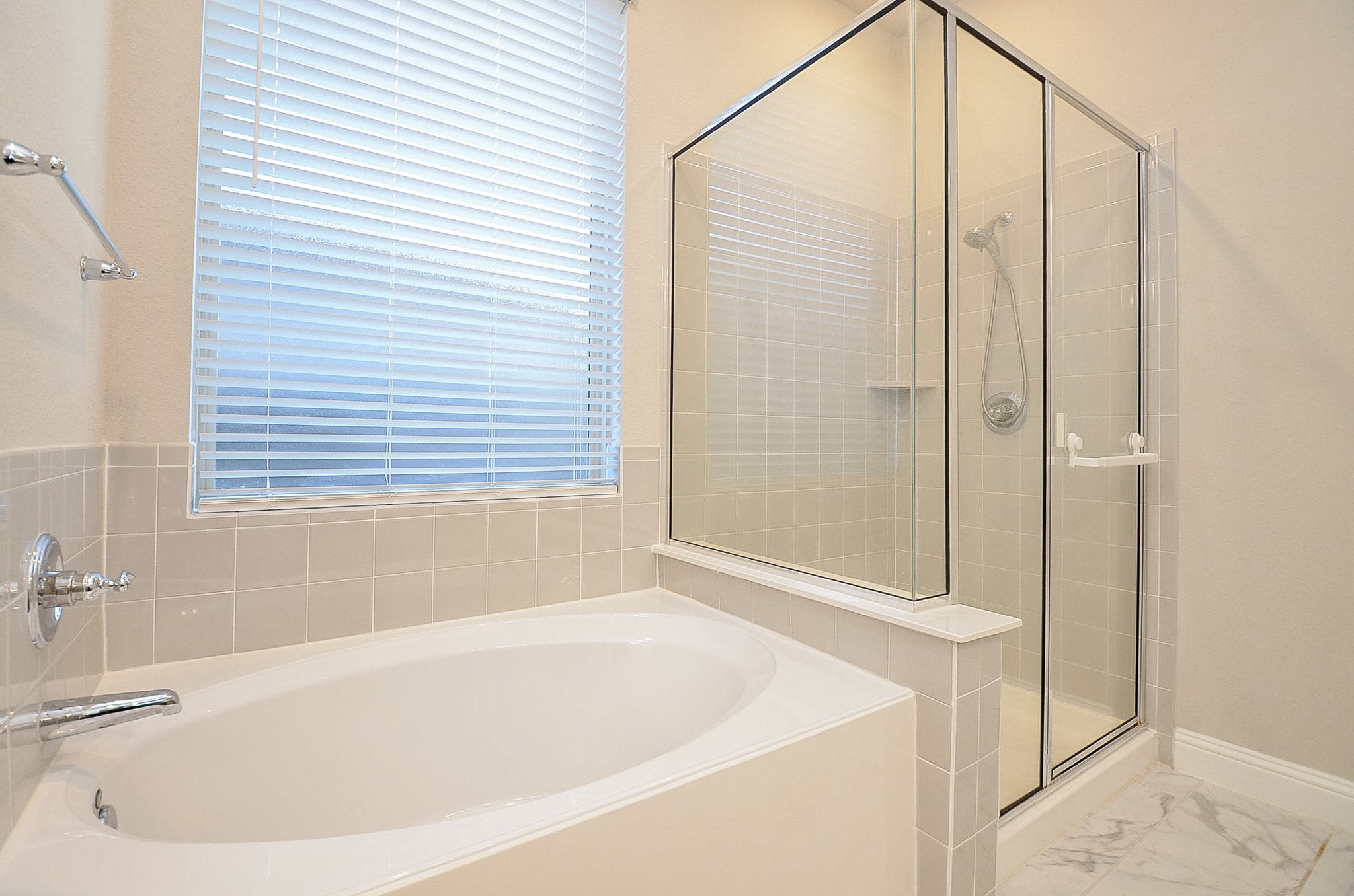 338 Summer Landing Court Rosenberg, TX 77469 - Photo 14 of 50 Primary Bathroom