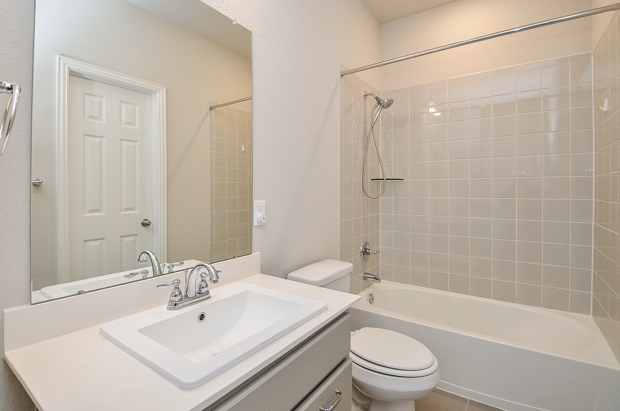 338 Summer Landing Court Rosenberg, TX 77469 - Photo 45 of 50 Upstairs 2nd Full Bath