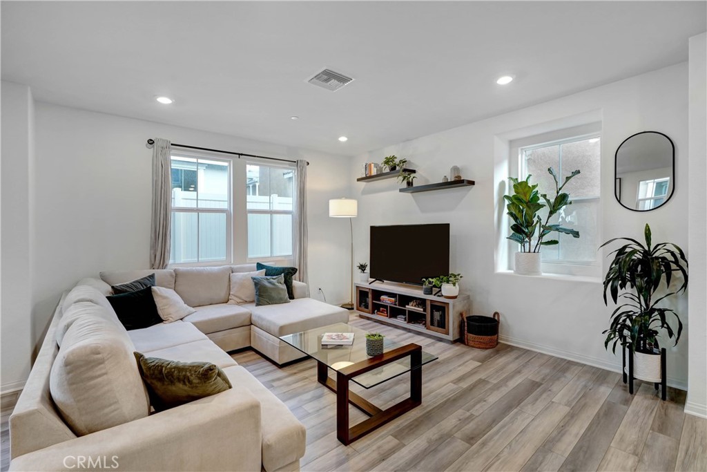 1635 Crepe Myrtle Place Upland, CA 91784 - Photo 2 of 25