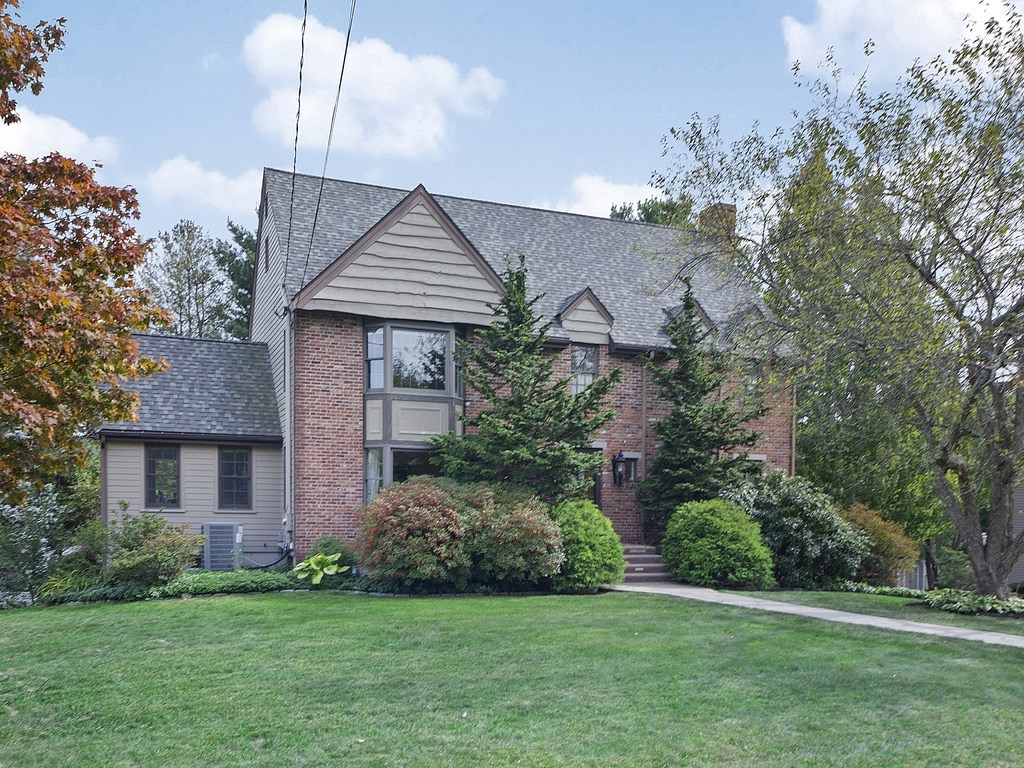 154 Harrington Road Waltham, MA 02452 - Photo 1 of 38 Gallery Image 1