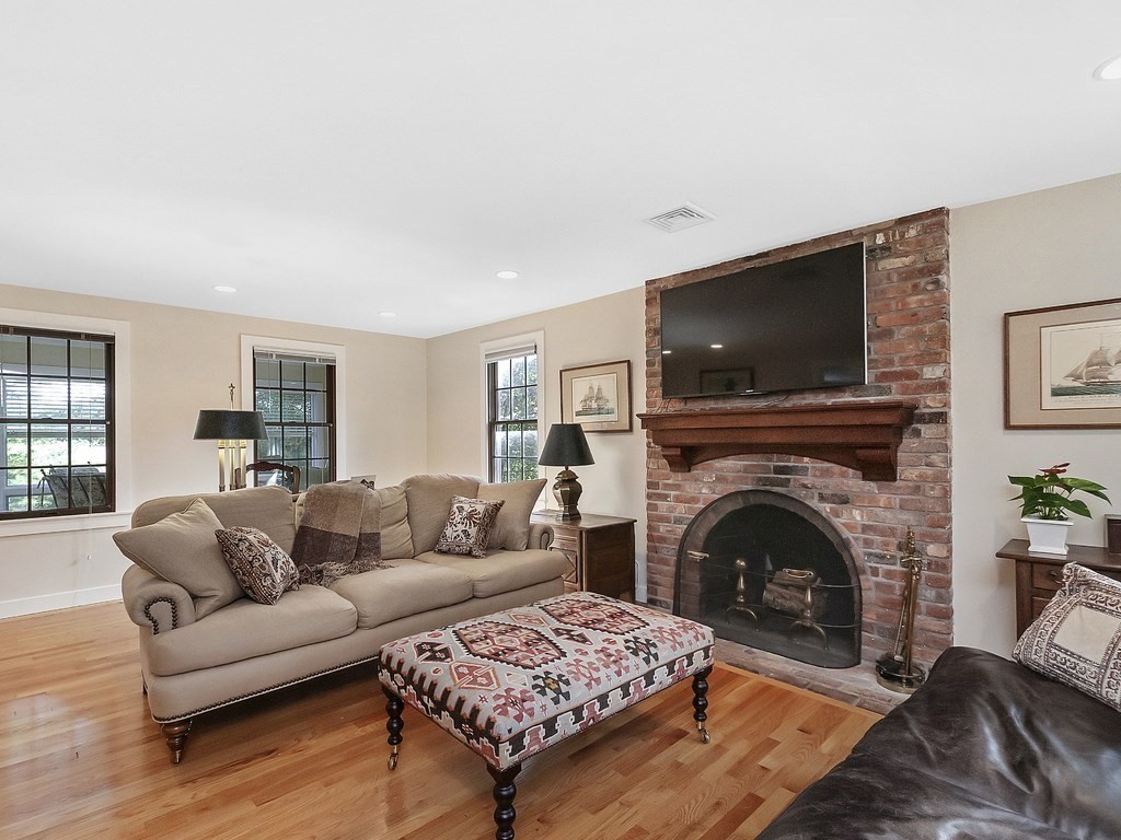 154 Harrington Road Waltham, MA 02452 - Photo 3 of 38 Gallery Image 3
