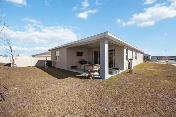 a view of a house with backyard