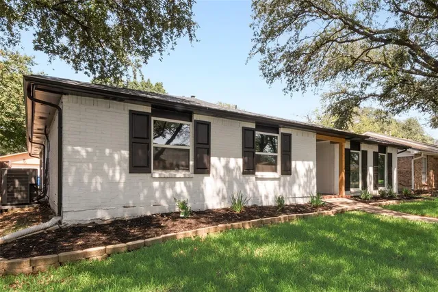 a view of a house with yard