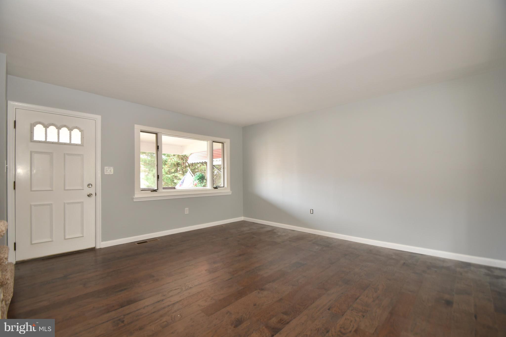 754 Seawall Road Baltimore, MD 21221 - Photo 11 of 29 Living Room