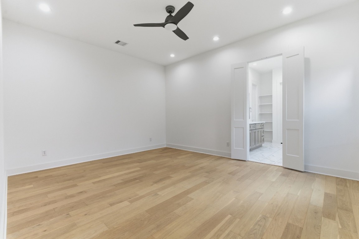 1005 Walton Street Houston, TX 77009 - Photo 14 of 36 Primary bedroom on the first floor has beautiful ensuite bathroom and oversized walk in closet.