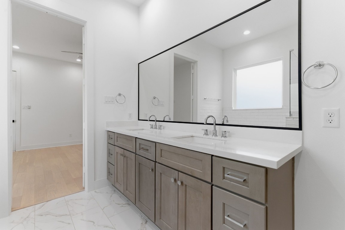 1005 Walton Street Houston, TX 77009 - Photo 16 of 36 Primary bathroom has double sinks, soaker tub and large shower.