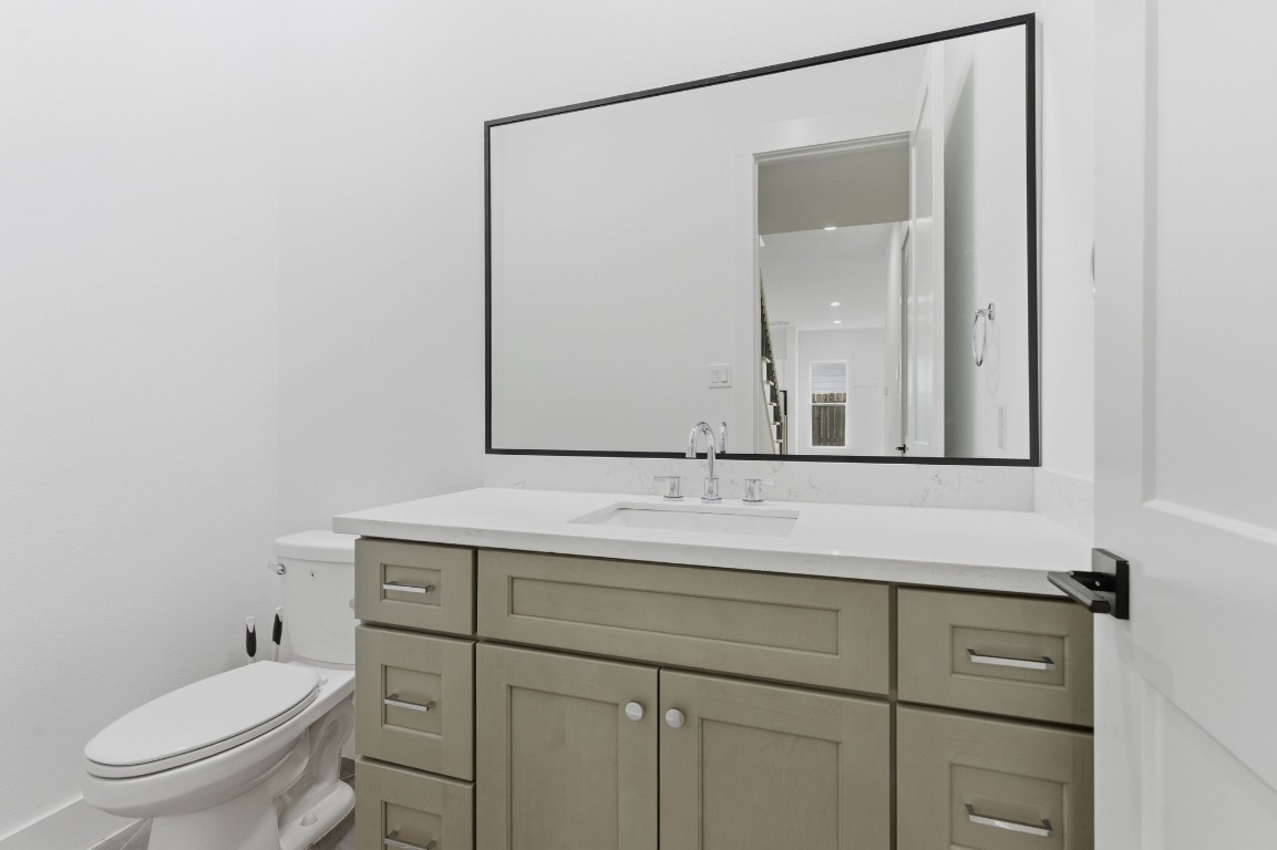 1005 Walton Street Houston, TX 77009 - Photo 22 of 36 Half bathroom on the first floor.