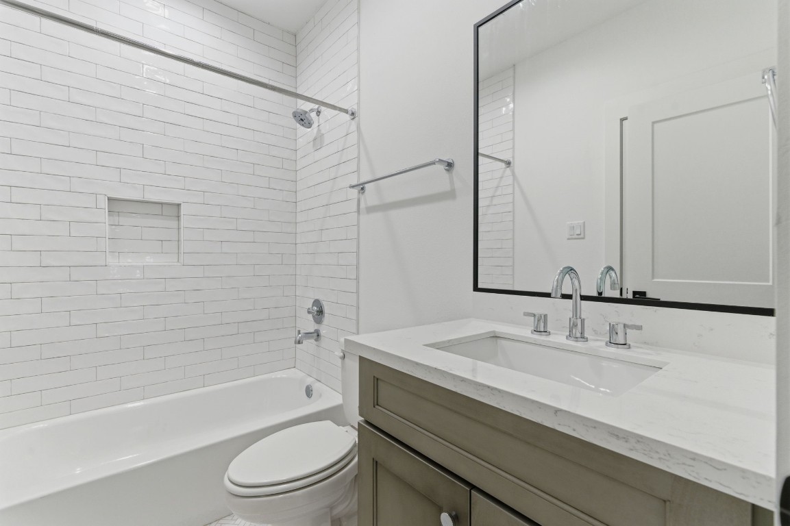 1005 Walton Street Houston, TX 77009 - Photo 27 of 36 Upstairs has 2 full bathrooms which is perfect for a growing family or overnight guests.