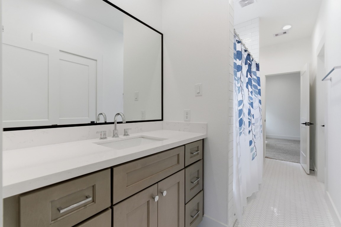 1005 Walton Street Houston, TX 77009 - Photo 30 of 36 Jack-n-Jill bathroom opens to 2 bedrooms and has oversized vanities for each bedroom.