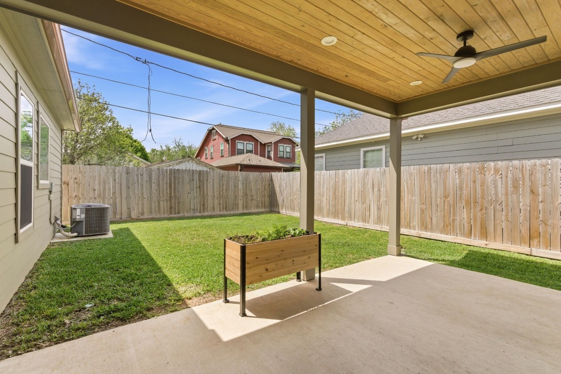 1005 Walton Street Houston, TX 77009 - Photo 32 of 36 Spacious covered patio overlooking the private backyard which is completely fenced.
