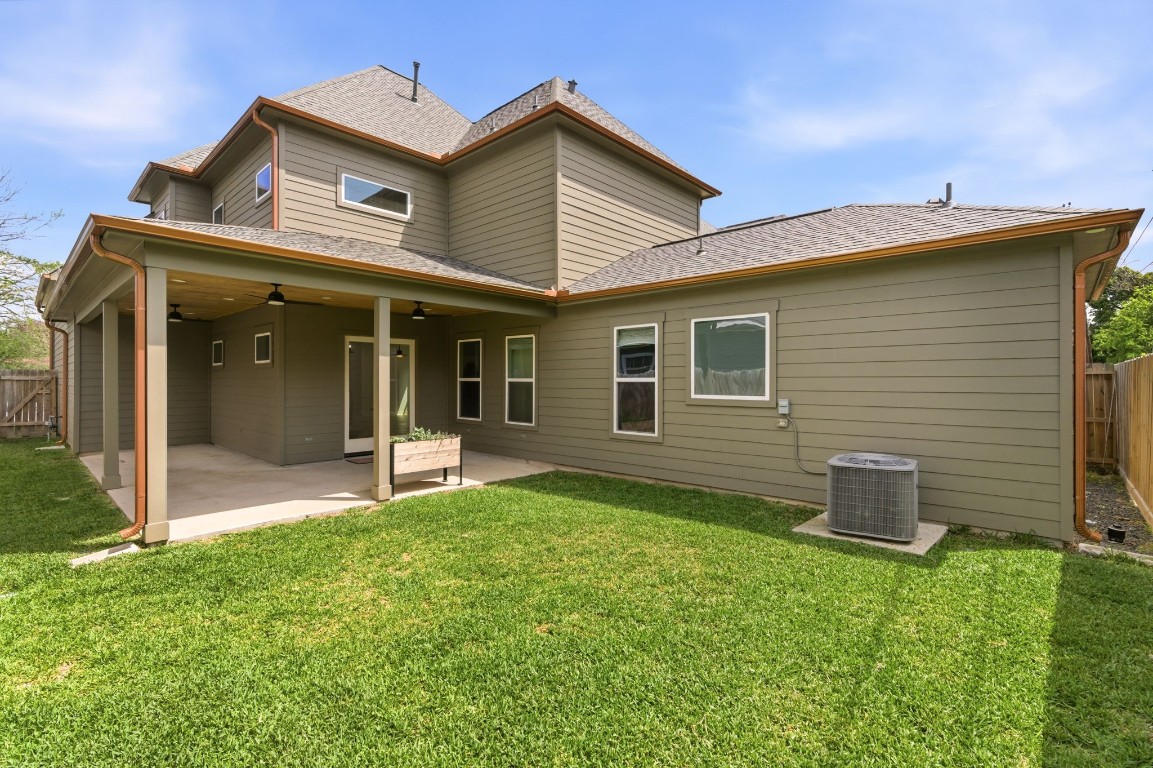 1005 Walton Street Houston, TX 77009 - Photo 33 of 36 Wonderful private backyard for whatever you wish to use it for!