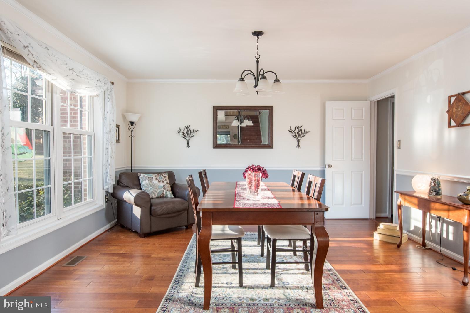 10155 Wavell Road Fairfax, VA 22032 - Photo 3 of 32 Bright and sunny