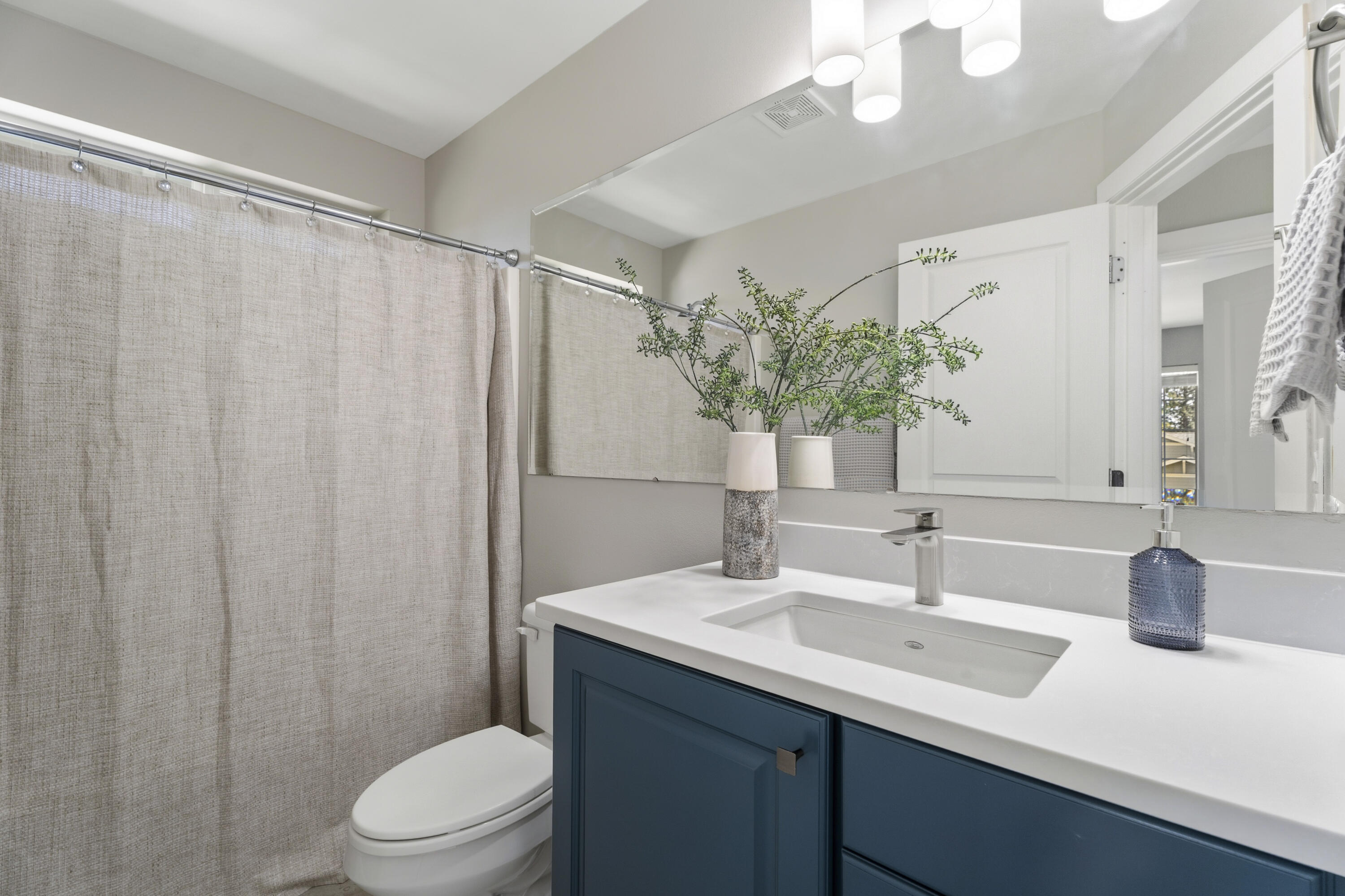 61425 Davis Lake Loop Bend, OR 97702 - Photo 34 of 51 67-Bathroom