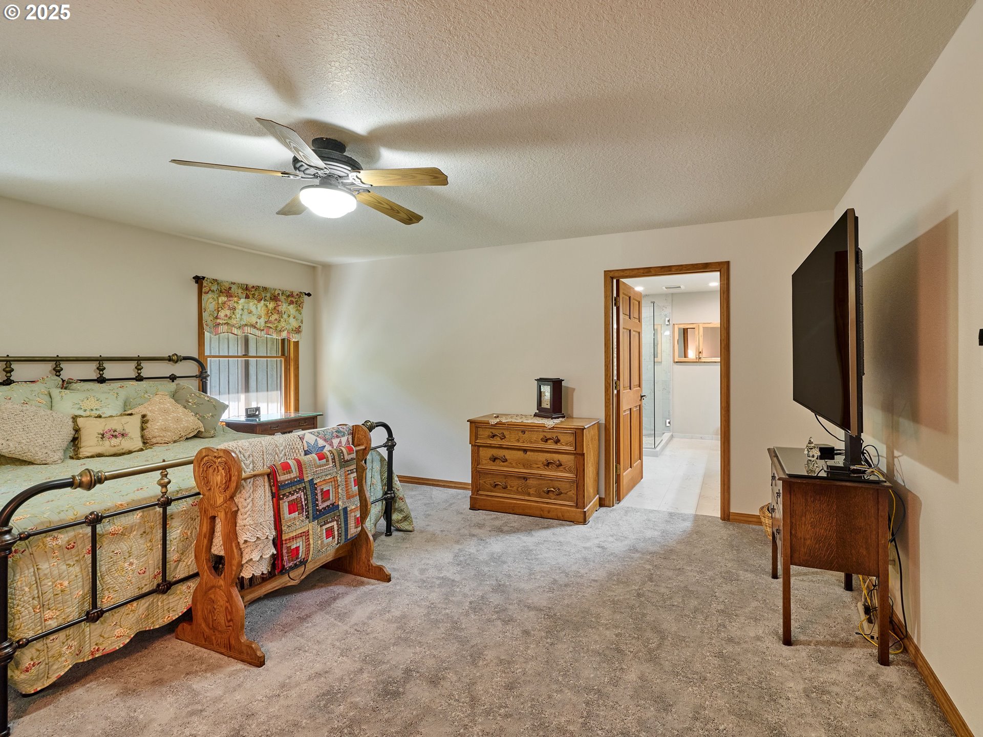 23456 South Schieffer Road Colton, OR 97017 - Photo 19 of 48 a bedroom with furniture and a flat screen tv