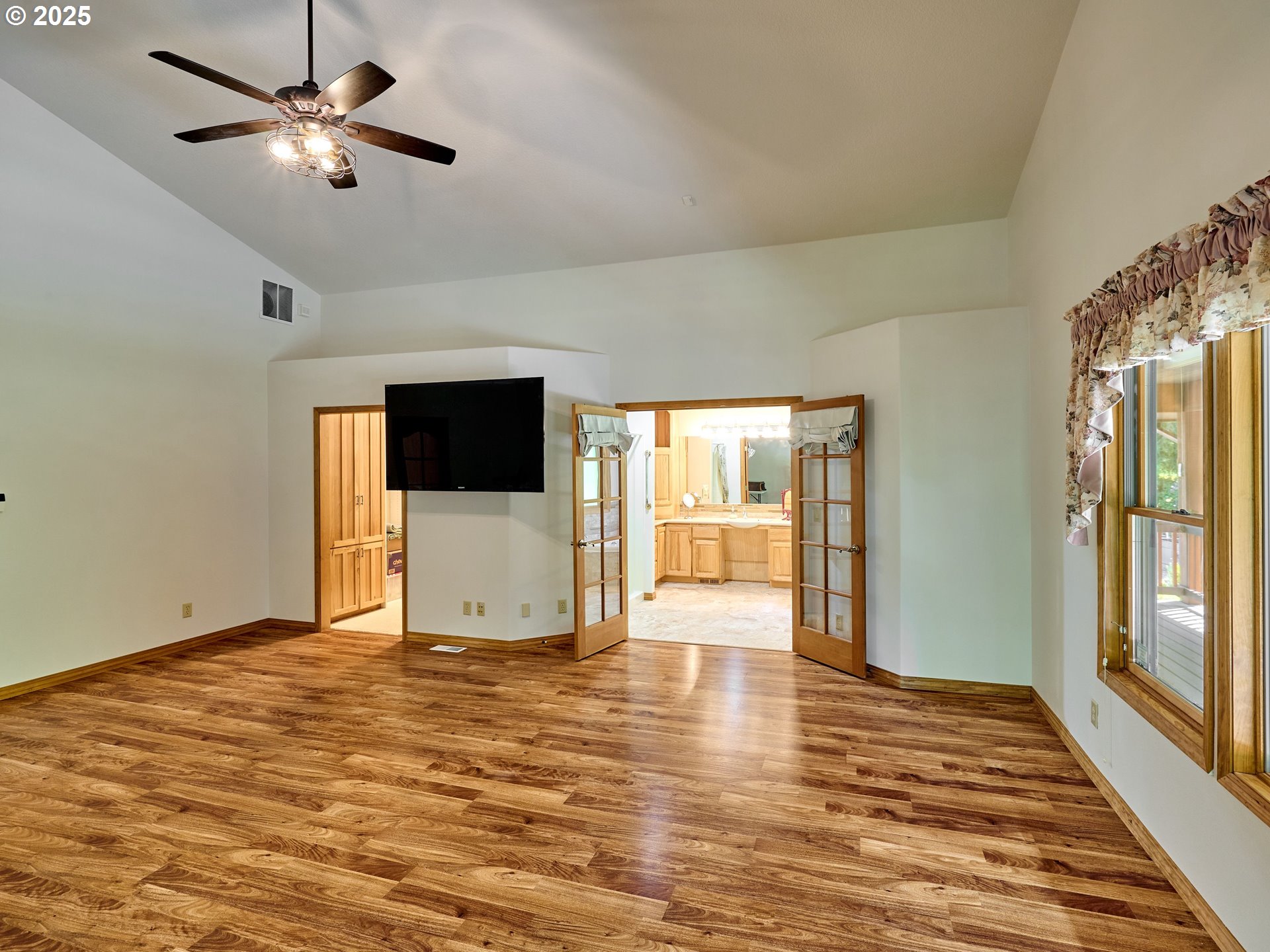 23456 South Schieffer Road Colton, OR 97017 - Photo 31 of 48 a view of a livingroom with a flat screen tv