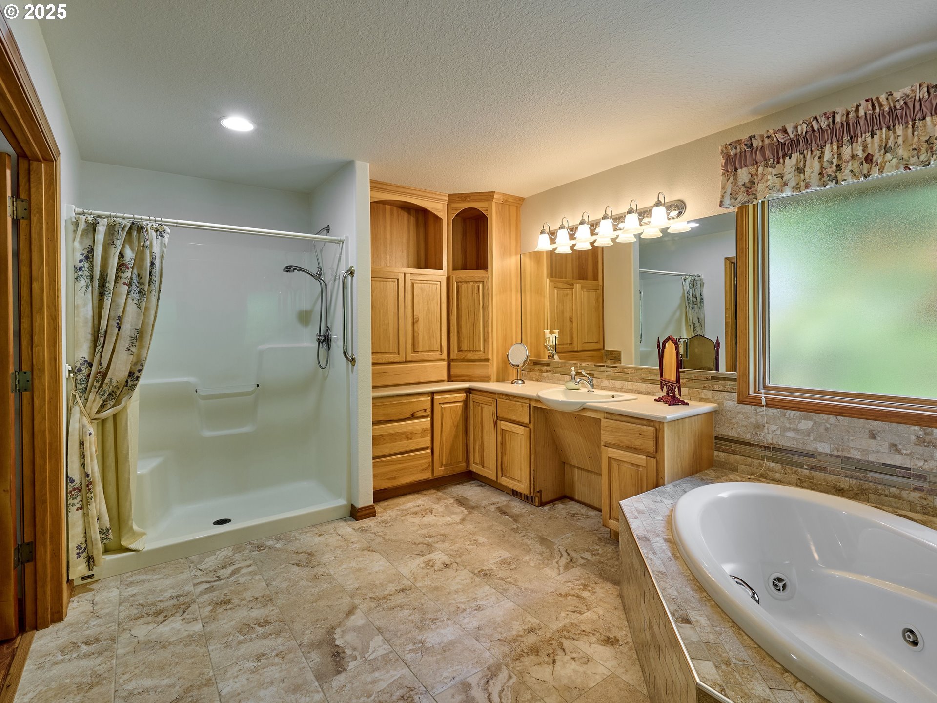 23456 South Schieffer Road Colton, OR 97017 - Photo 34 of 48 a bathroom with a tub sink shower and mirror