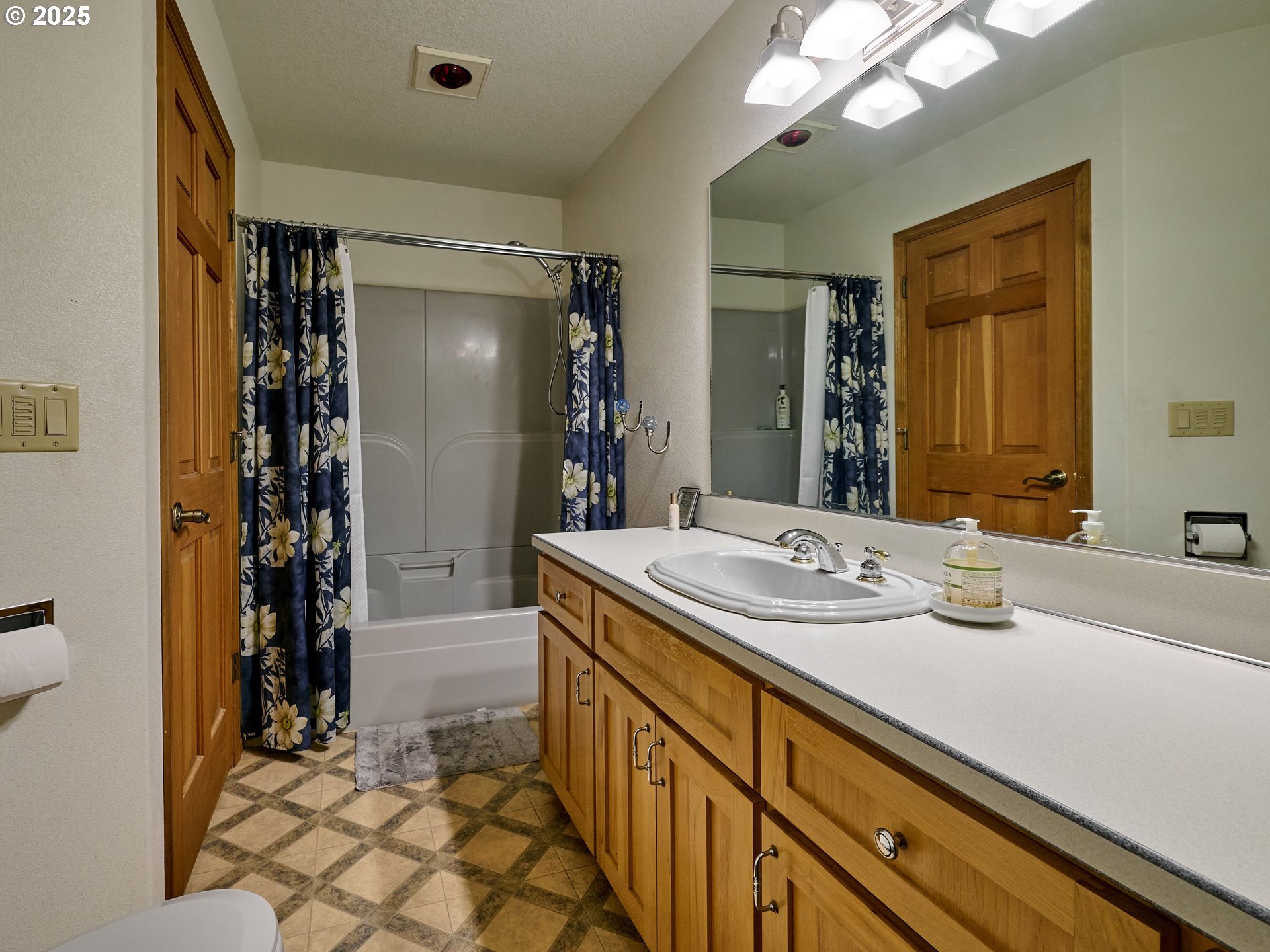 23456 South Schieffer Road Colton, OR 97017 - Photo 36 of 48 a bathroom with a sink and a mirror
