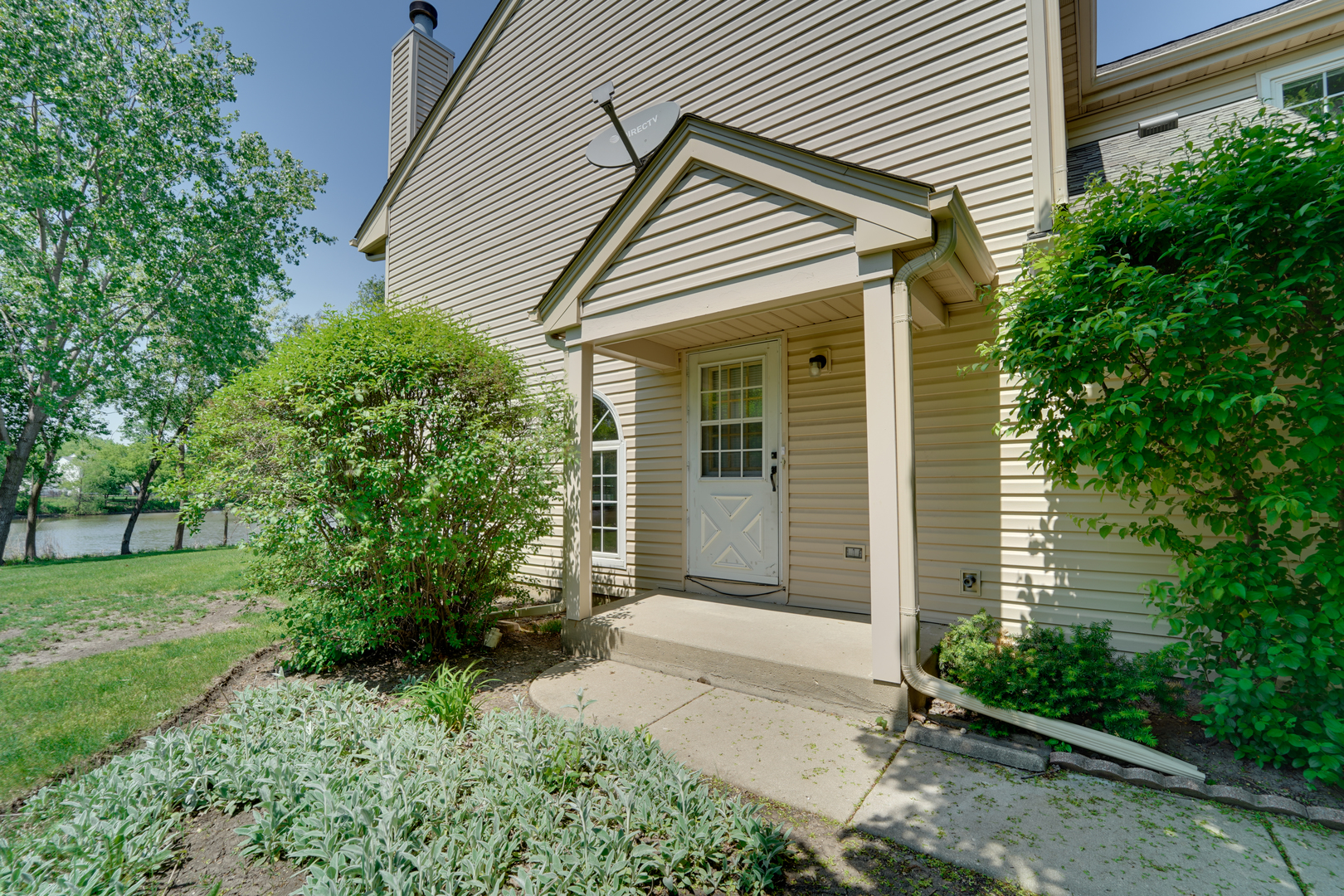 89 King Drive Streamwood, IL 60107 - Photo 2 of 13 front view of a house with a yard
