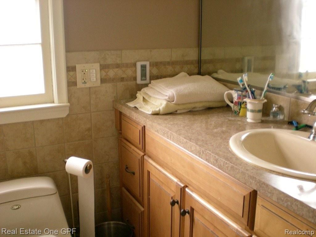 1598 Newcastle Road Grosse Pointe, MI 48236 - Photo 10 of 12 master bath 2.jpg