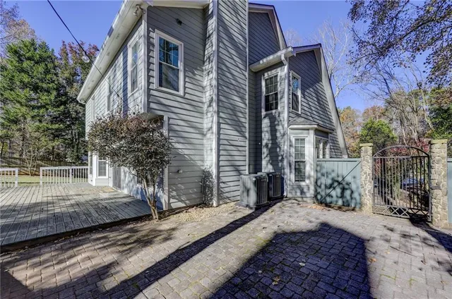 a view of a backyard