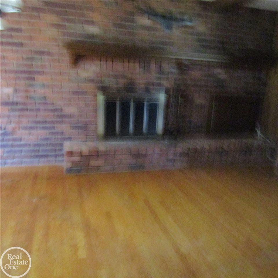 Family room w/fireplace