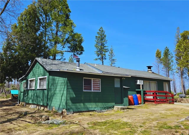a view of backyard of the house