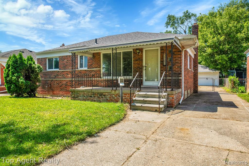 23303 Teppert Avenue Eastpointe, MI 48021 - Photo 3 of 32