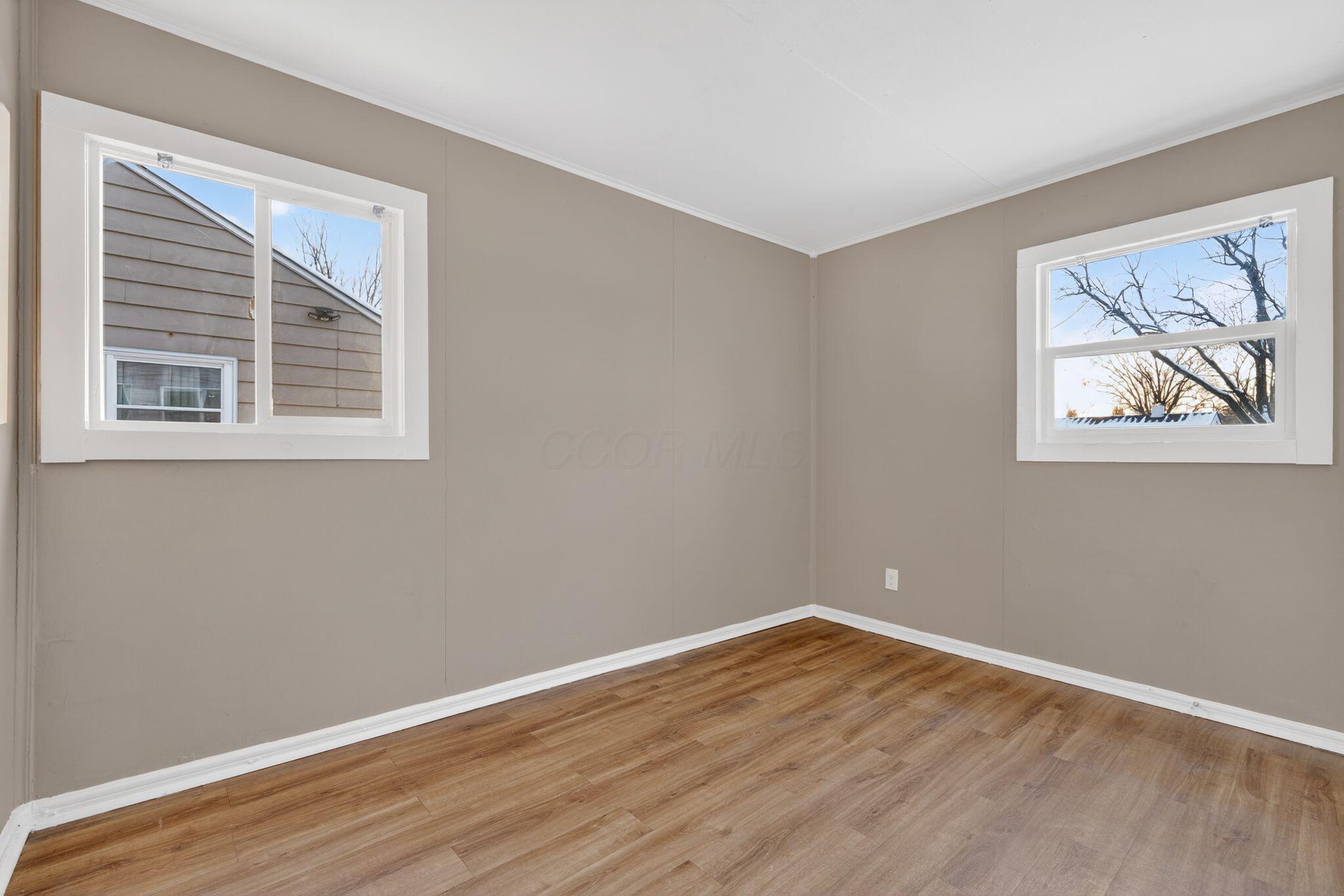 1042 South Hampton Road Columbus, OH 43227 - Photo 8 of 31 09_1042_S_Hampton_Rd_Columbus_OH_43227-L